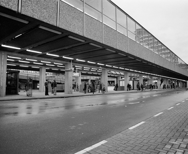 858387 Gezicht op het autobusstation op het Stationsplein te Utrecht, tijdens een staking van de buschauffeurs.